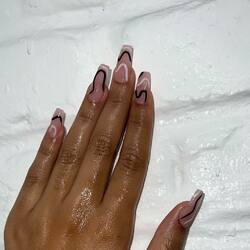 Simplicité 🖤
.
#nails #fauxongles #rallongement #blanc #noir #black #white