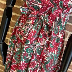 La longue robe, la coupe parfaite pour mettre en avantage la silhouette 🤍
#robe #dress #color #longuerobe #rouge #vert